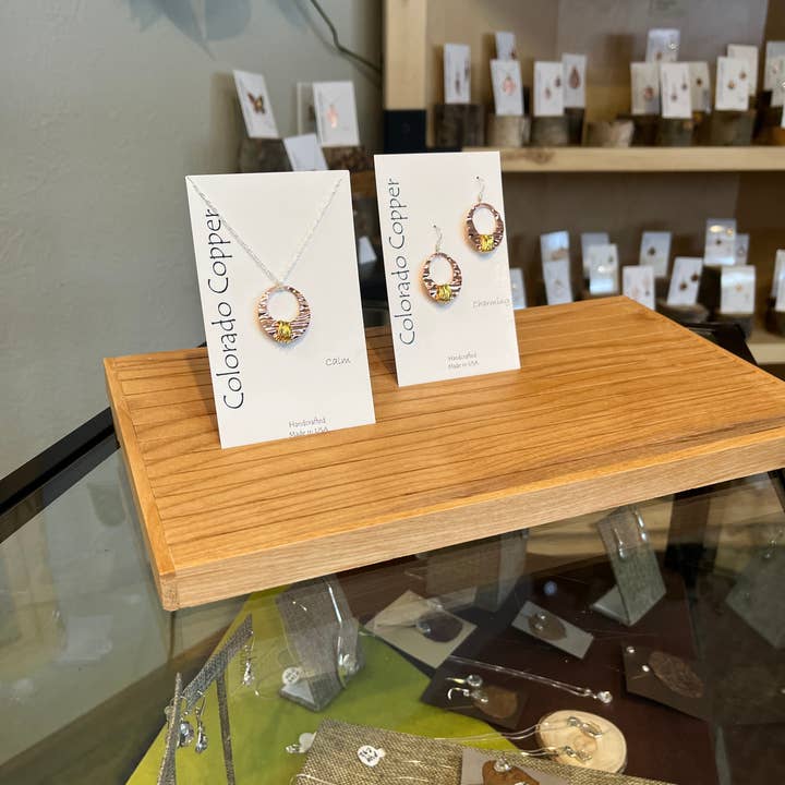 Espositore in rovere per rame per la vendita all'ingrosso da parte di Altitude Jewelry