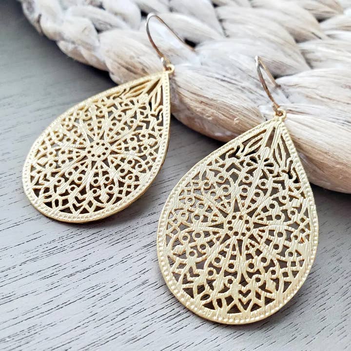 Filigranøreringe med dråbeform i guldfinish for engroshandel hos The Wild Poppy Jewelry Co.