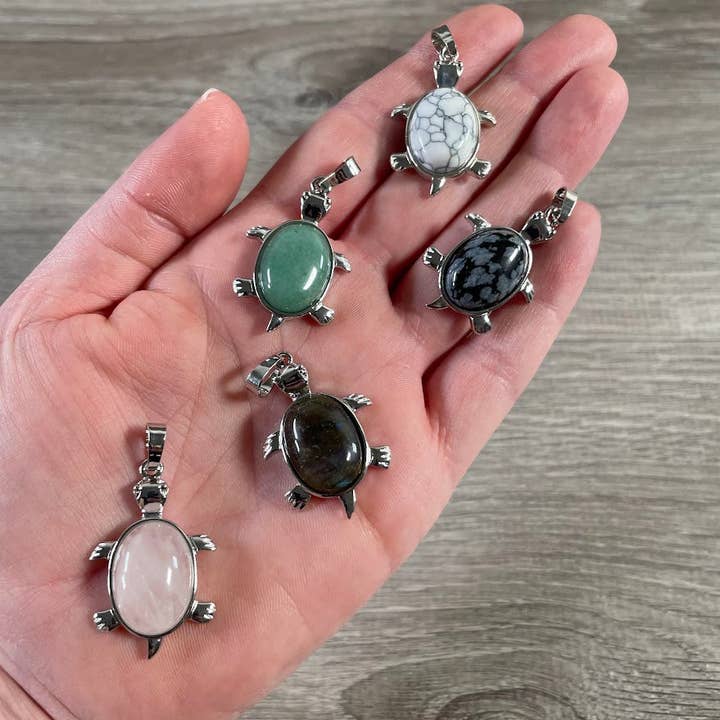 Pendentif Tortue en Pierre Précieuse – Bijoux Animaux en Cristal pour la Vente au Détail pour la vente par Keystone Crystals