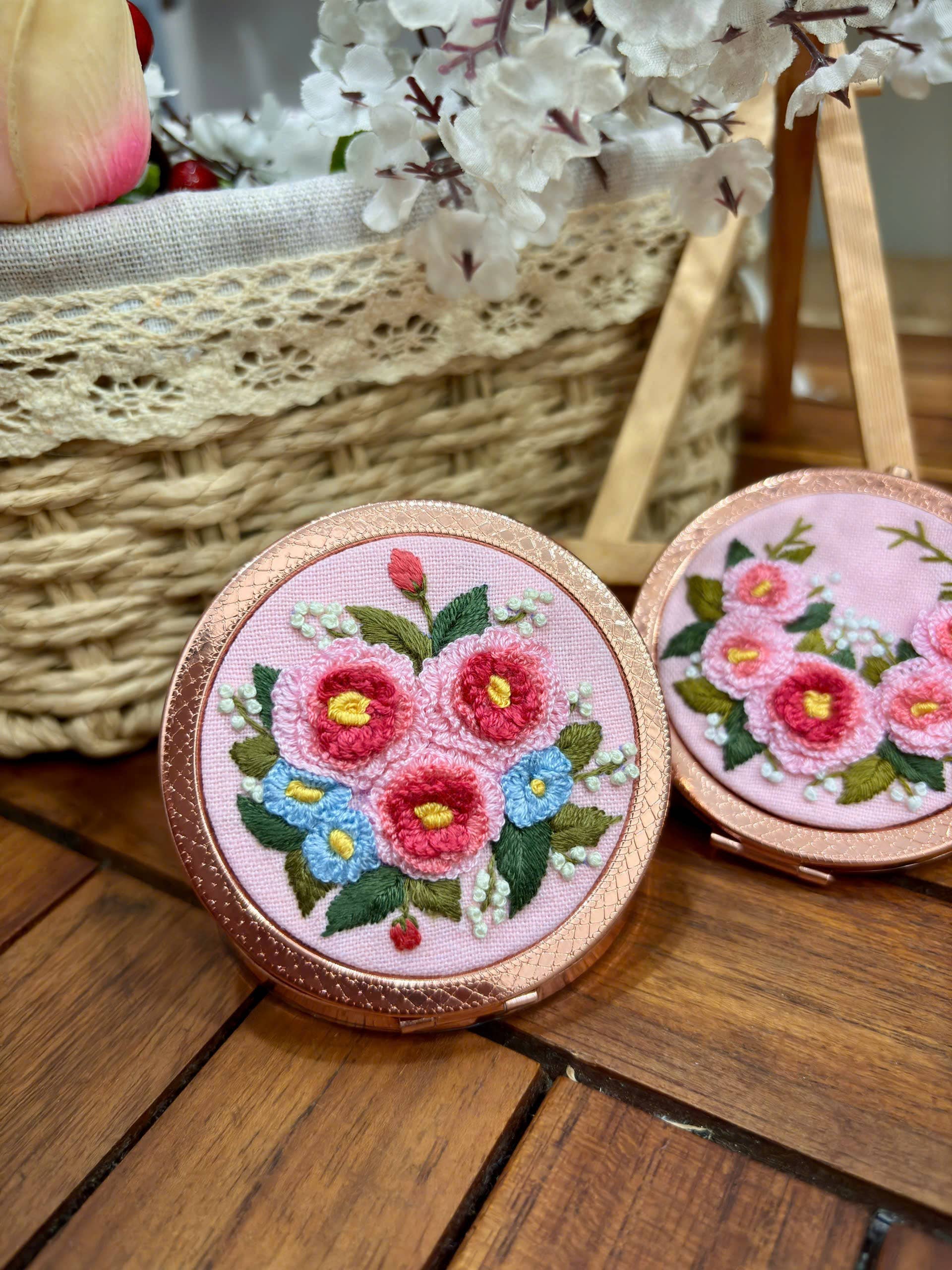 Maple Dream Store – Engroshandel Kompaktspejl – Premium Vintage Blomstret Håndbroderet Lommespejl38