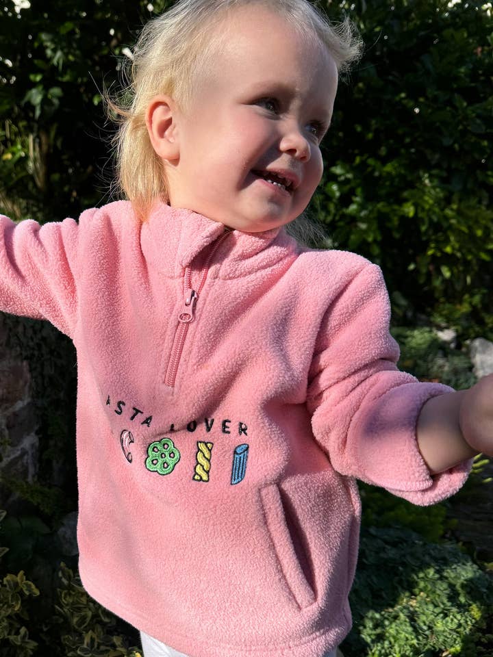 Roze Pasta Lover kinderfleece van gerecycled polyester met kwartrits voor groothandel op Faire