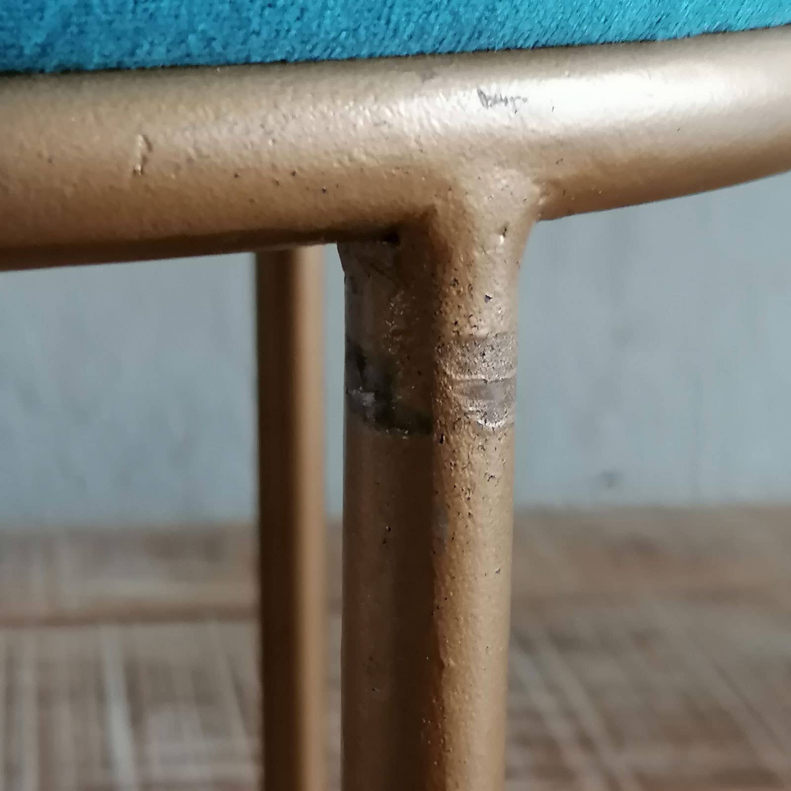 Voglrieder – wholesale Pall – Velurstol 2:a sortering Ø 32 cm H 42 cm med guldfärgad järnram20