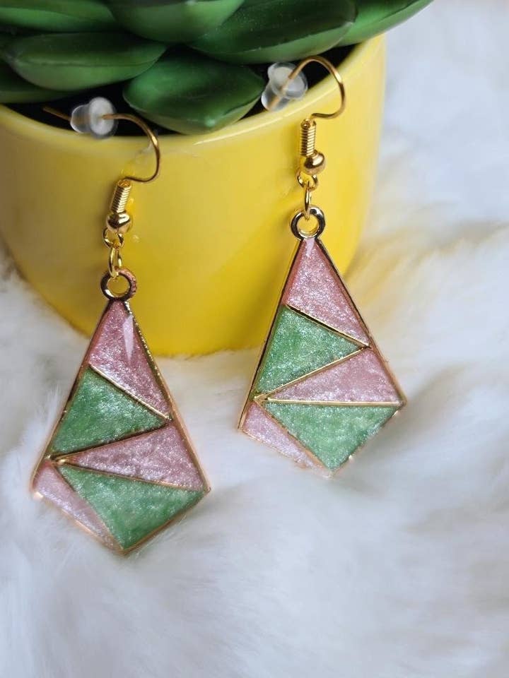 Boucles d'oreilles artisanales en résine rose et verte en forme de triangle pour sororité pour la vente par BabyGirl Creations