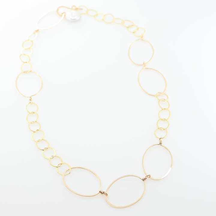 Collier ovale forgé de 20" avec chaîne et pendentif perle en forme de pièce de monnaie pour la vente par J. Mills Studio