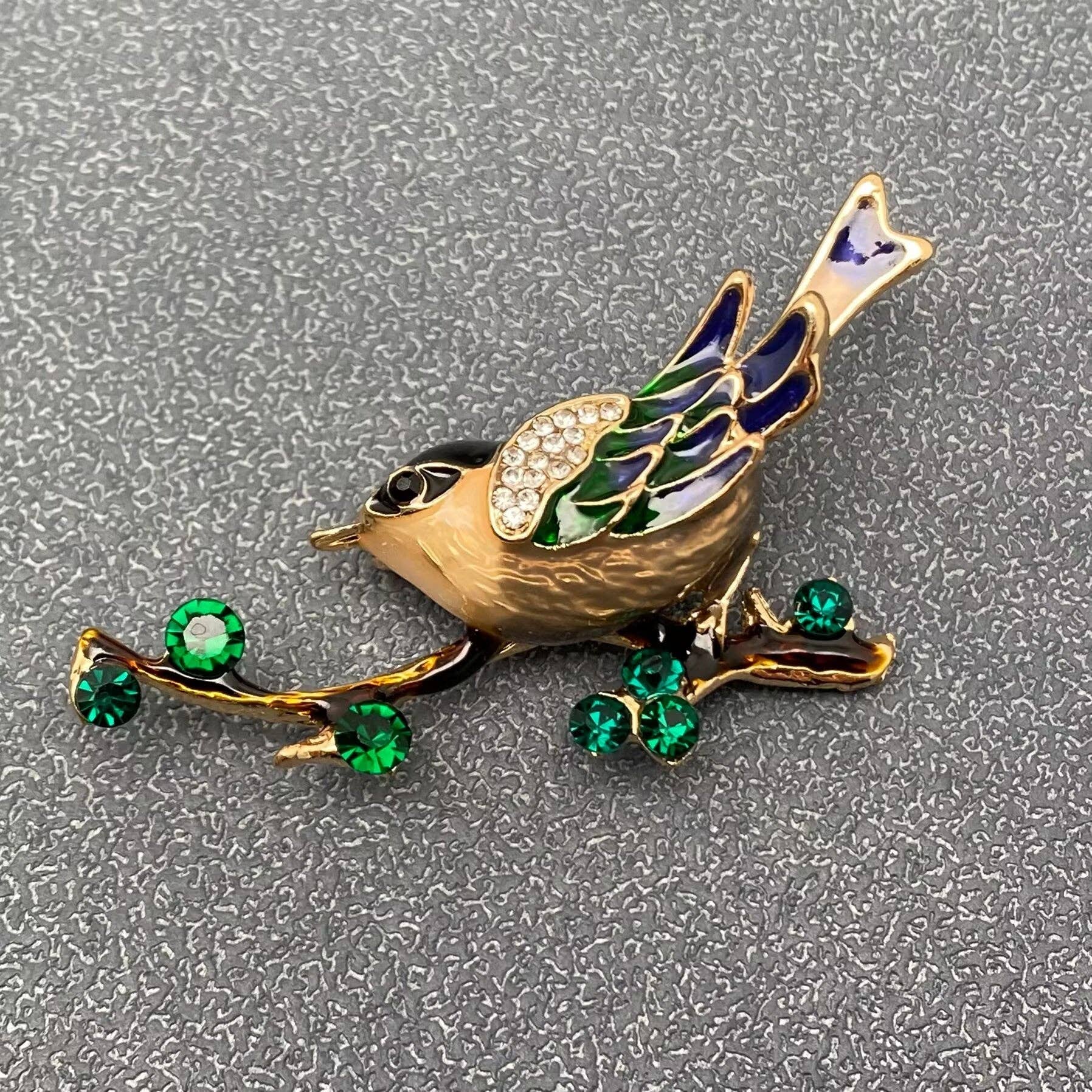 Mio Queena - Vendita all'ingrosso Spille - Spilla in smalto con gazza in piedi su un ramo1