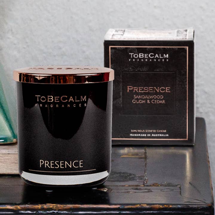 Tilstedeværelse - Sandeltræ, Oudh & Cedar - Luksus Stort Lys for engroshandel hos To Be Calm