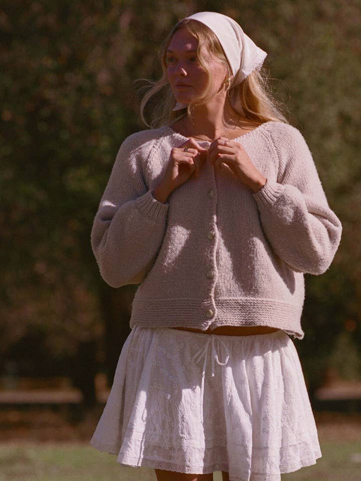 Gilet Ryan - Cardigan beige à boutons pour la vente par merritt charles