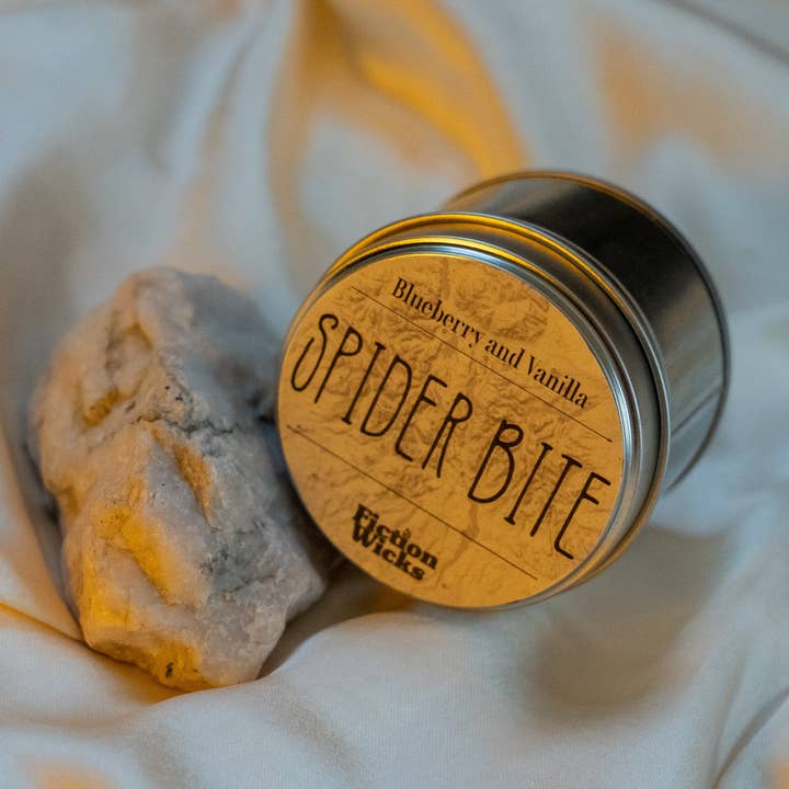 Fictionwicks – Vela em jarro/copo por atacado – Spider Bite | inspirado no super-herói | Baunilha e mirtilo