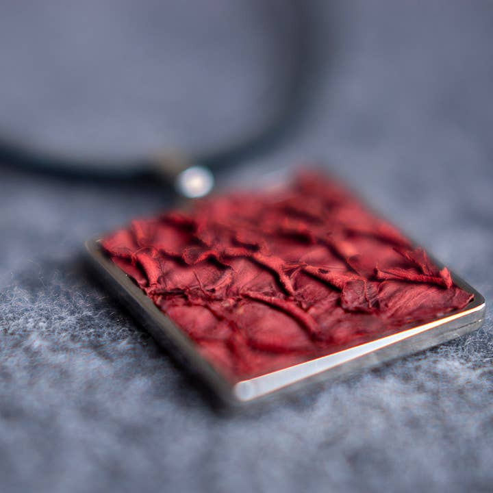 Halskette aus Fischleder/Geschenk für Frauen hergestellt in Island für den Großhandel von 100fishcolors