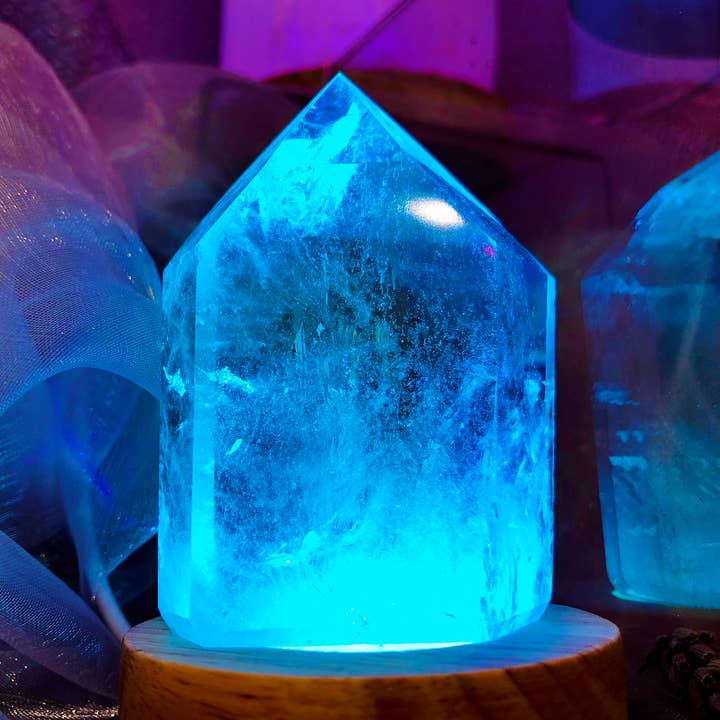 Lampe autel magique usb pointe cristal quartz taille M++ pour la vente par Desarwen