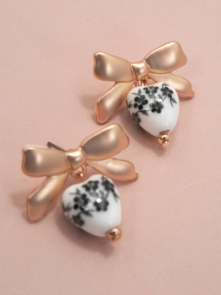 BOUCLES D'OREILLES PENDANTES EN PORCELAINE VINTAGE À FLEURS | 80E61107 pour la vente par JOSSLYN by wall to wall
