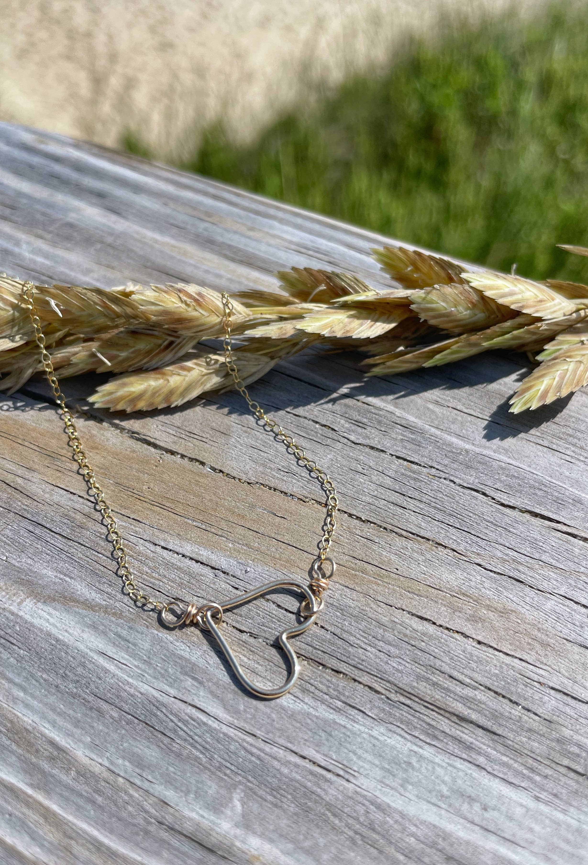 Quinn Sharp Handmade - Vendita all'ingrosso Collana con ciondolo/pendaglio - Collana con cuore galleggiante Sideways | Riempita in oro 14kt2