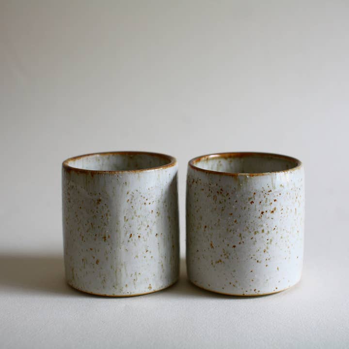 Tazze senza manico color crema screziate per caffè o tè per la vendita all'ingrosso da parte di Jenni Oh Crafts