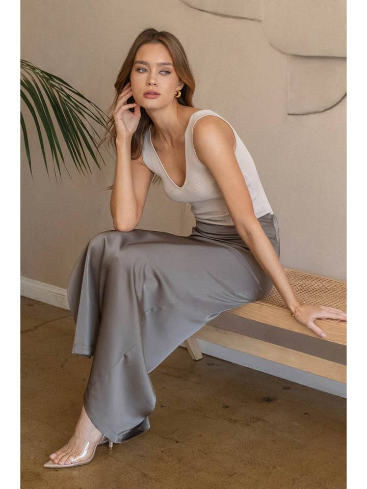 The Workshop Studio - Wholesale Knit Top - Women's - V NECK SLEEVELESS RIBBED TANK TOP
