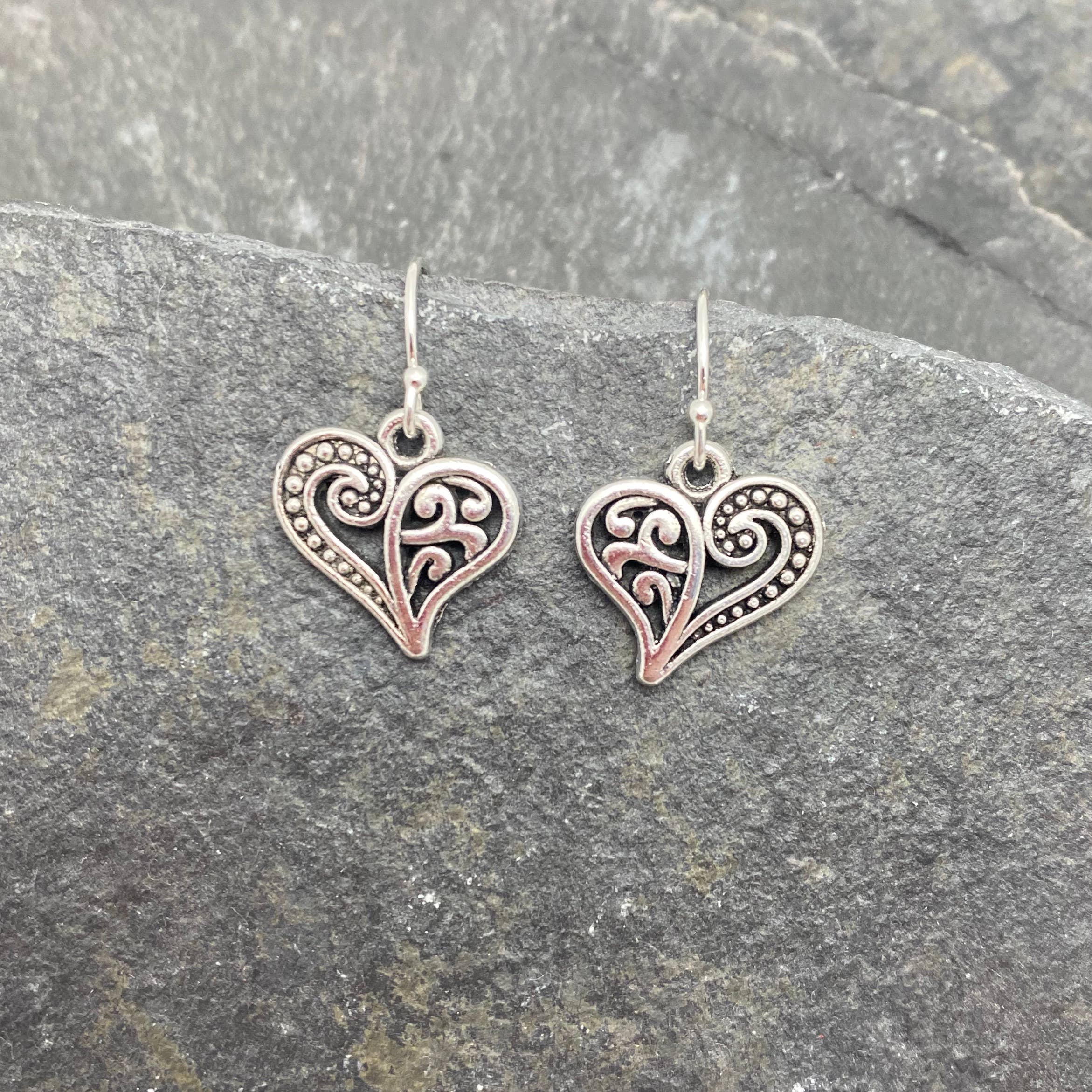 Elizabeth Jewelry - Vendita all'ingrosso Orecchini pendenti - Orecchini con cuori e volute in argento1