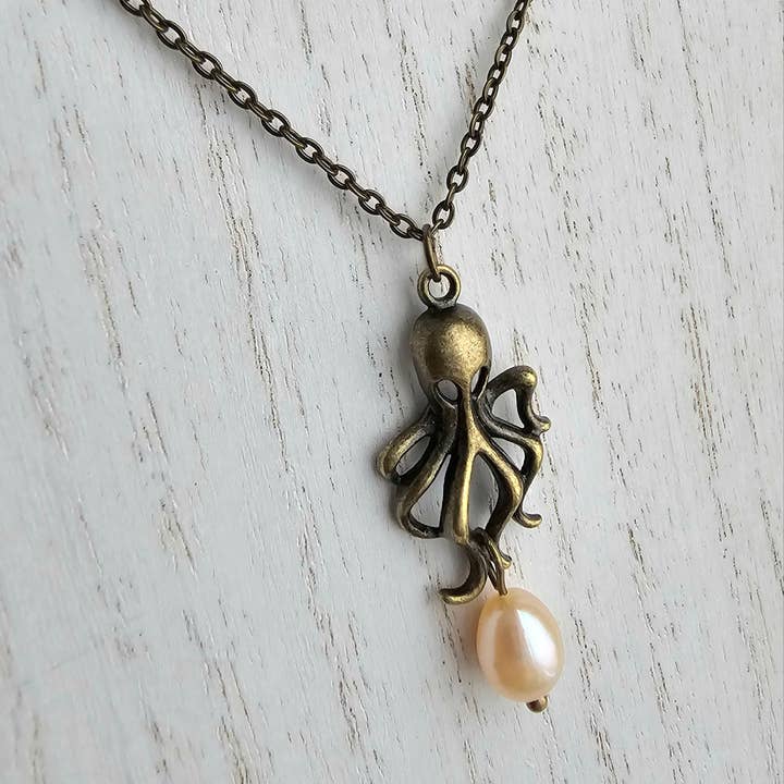 Charm Halsband - Bläckfisk & Persika Sötvattenspärla - Brons ( för wholesale av Divine Dragon Designs