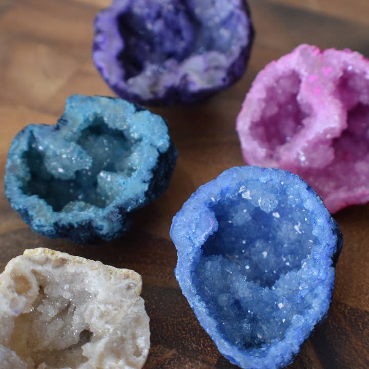 Olympus Minerals Co – Großhandel Spiritueller Stein/Kristall – Geode mit Naturstein-Besatz1