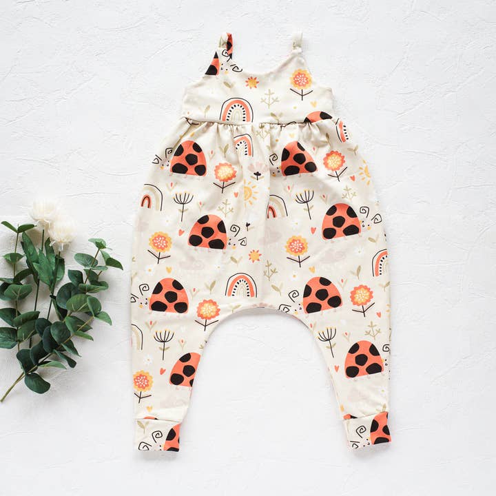 Barboteuse Coccinelle pour la vente par Peanut and Bumble
