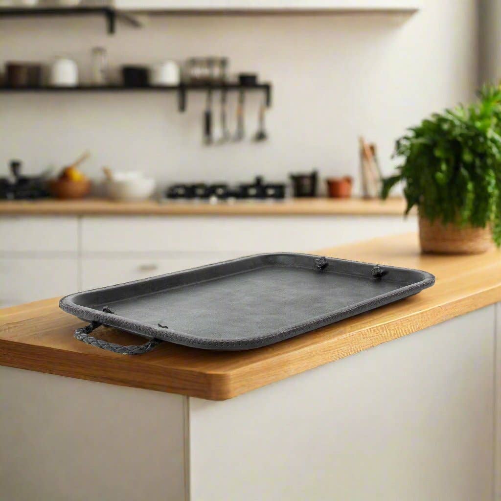 Bati Goods – Engroshandel Pyntebakke – Hermana | 16“ læder serveringsbakke m/broderede håndtag2