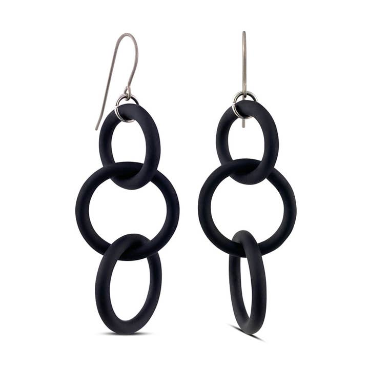 Boucles d'oreilles de créateur, tendance artistique et d'essai, noires modernes pour la vente par Frank Ideas