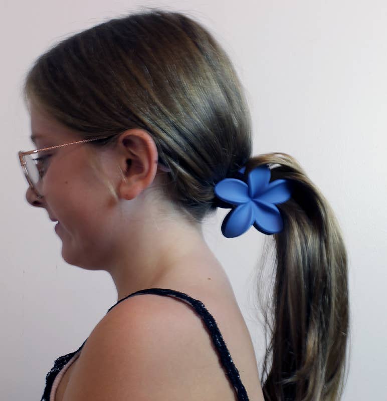 Western Counties Wholesale - Venta al por mayor Horquilla para el pelo - Mujer - Pinza para el cabello con flor de lirio mate de doble cara de 8 cm surtida1