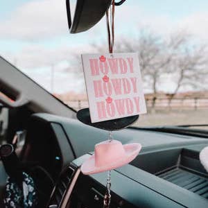 The Front Porch Label - Vendita all'ingrosso Ciondolo decorativo per auto - Donna - Ciondolo per specchietto retrovisore a forma di cappello da cowboy nero e rosa8