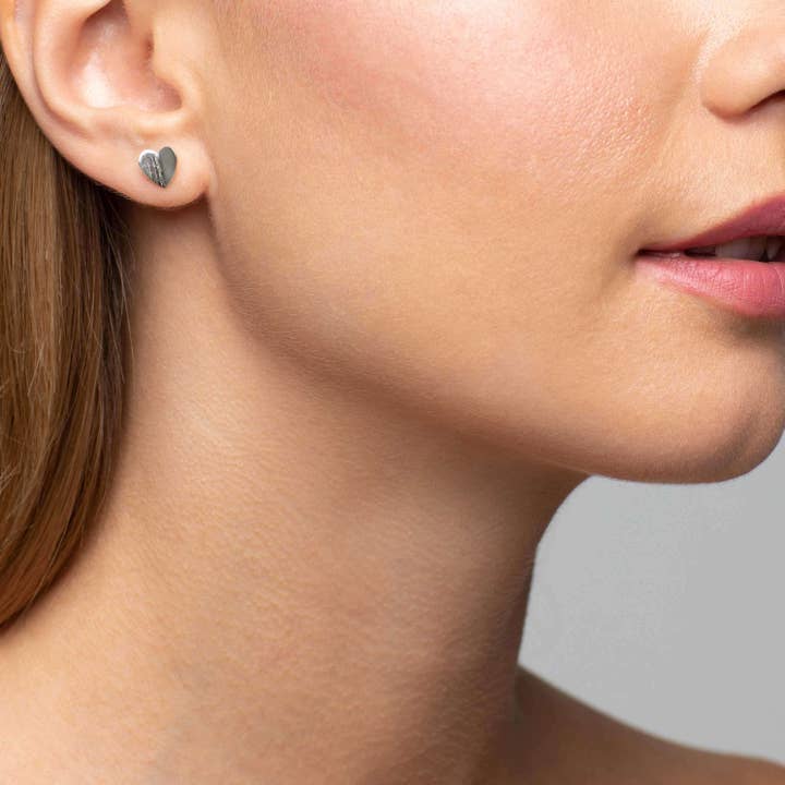 Boucle d'oreille à tige en forme de cœur plié pour la vente par Mimi + Marge