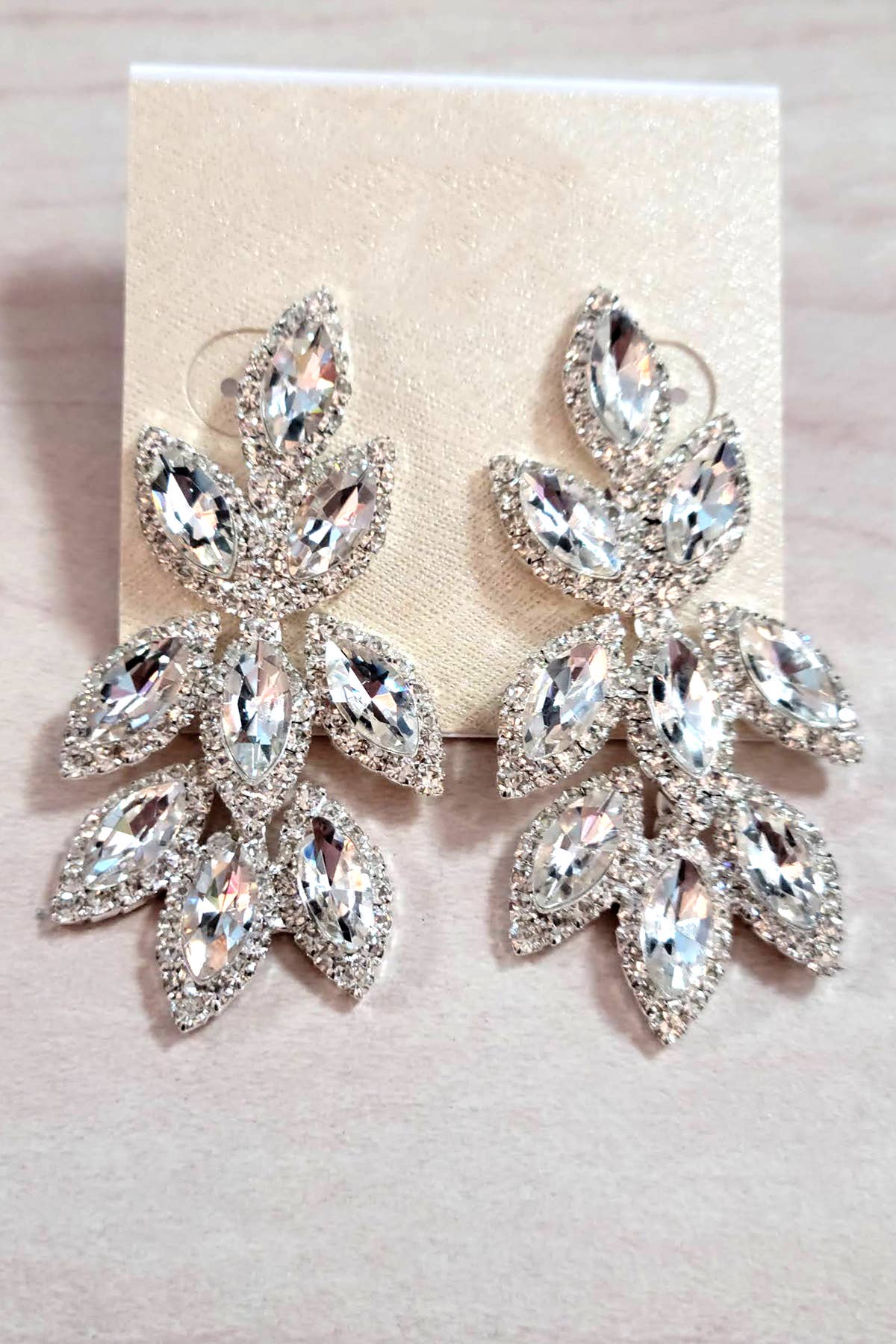 Chicas - Wholesale Dangle Earrings - Pair of drop earrings with crystal jewel rhinestones 440111