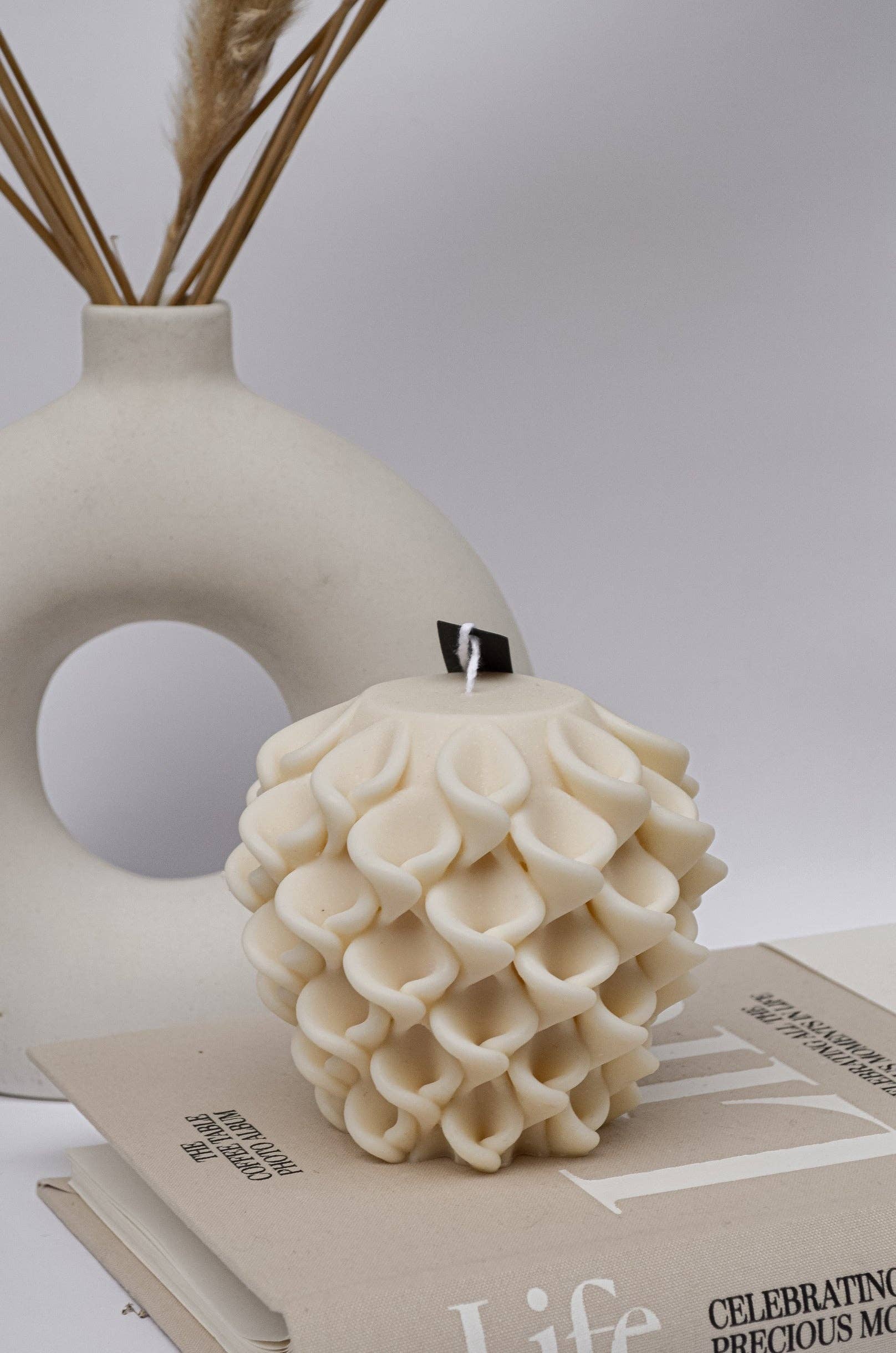 Hiroyi Decor – Velas de decoração por atacado – Par de Velas Contemporâneas Pinecone1