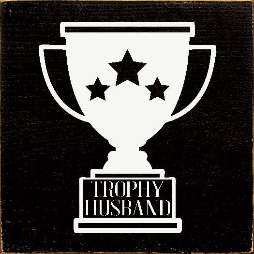 SAWDUST CITY – wholesale Skylt – Trophy Husband Träskylt1