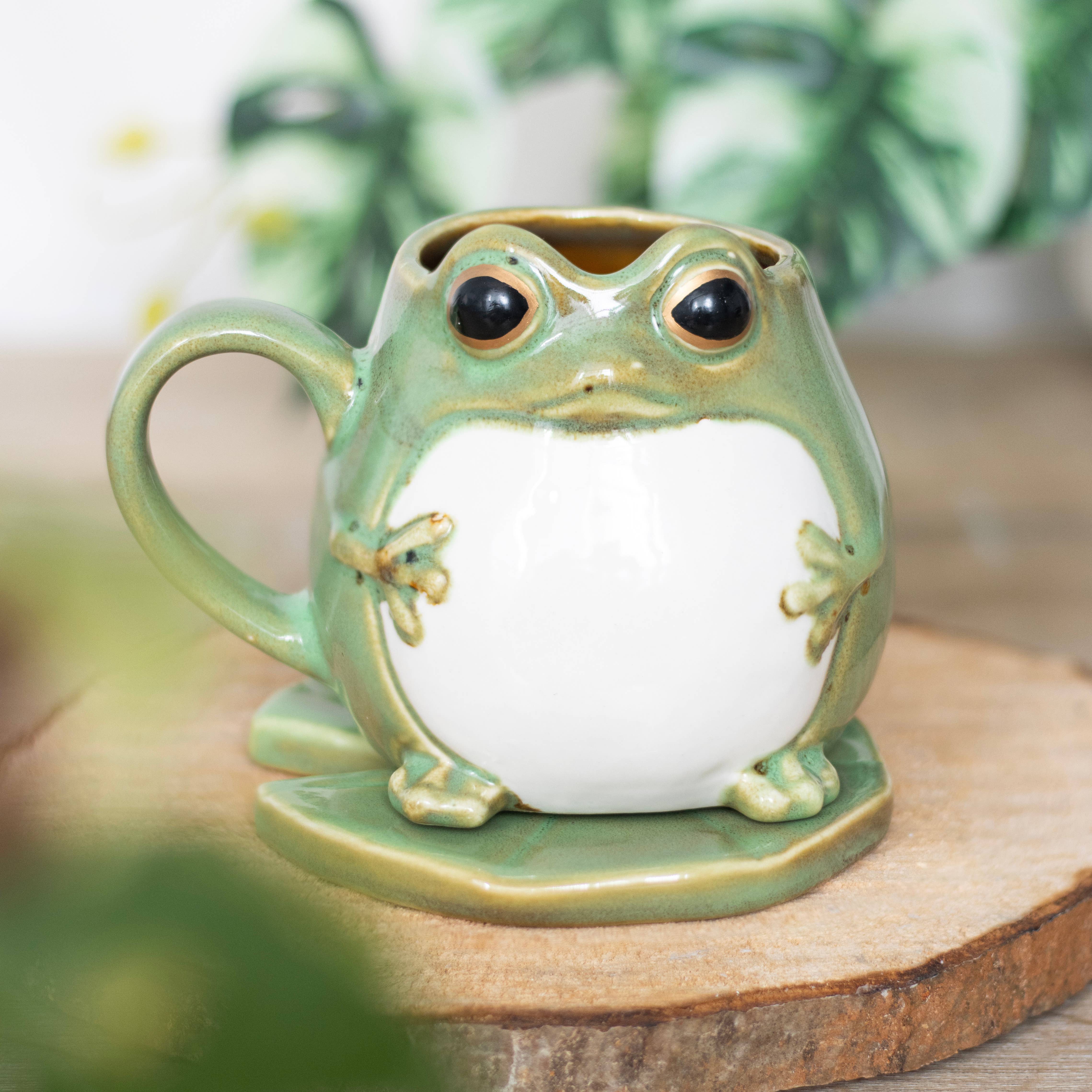 Something Different Wholesale – Großhandel Kaffeebecher – Tasse in Froschform und Untertasse mit Lily Pad