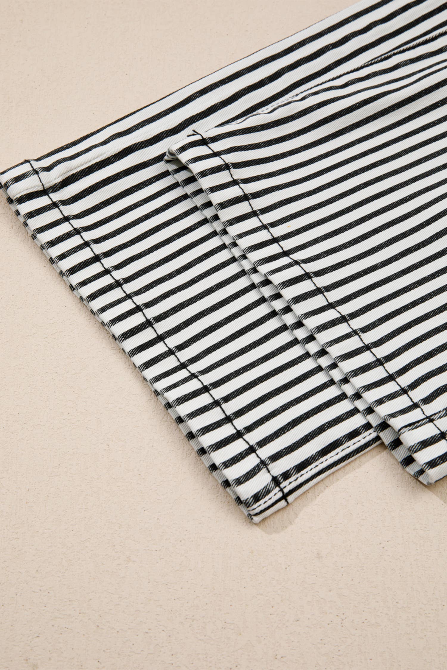 Rayures Noires Jean en denim à taille haute avec poche plaquée et coupe droite en vente sur Faire7