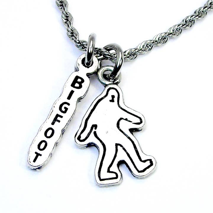 Collier à breloques Sasquatch Bigfoot silhouette 2 Mythes Big Foot pour la vente par Chubby Chico Charms