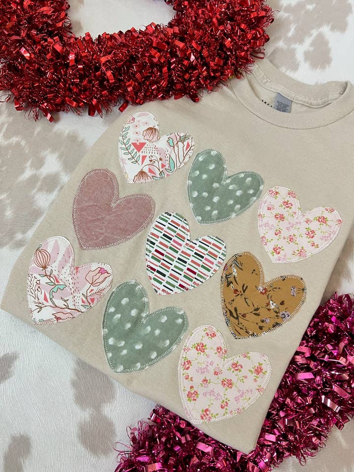 Cœurs empilés | Cottage Sand pour la vente par The White Stitch