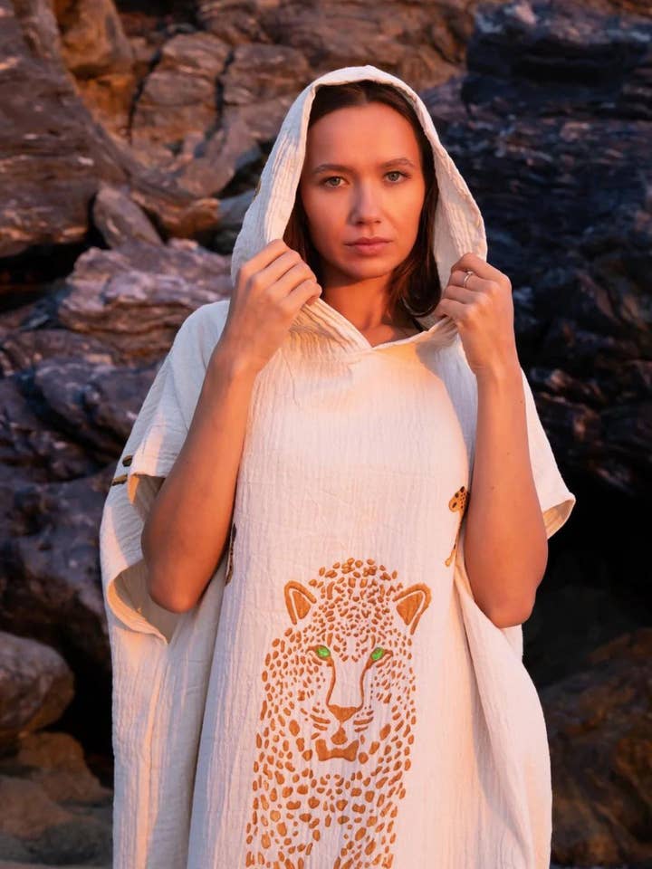 WILD LEOPARD Kaftan em Castanho por atacado de Meraki Beach