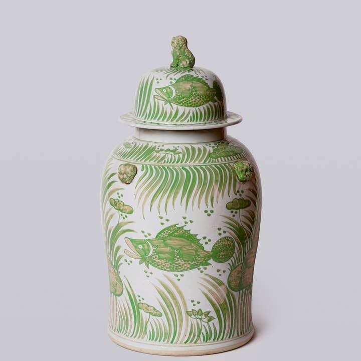 Bocal de temple en porcelaine vert et blanc avec poisson et lotus pour la vente par Cobalt Guild
