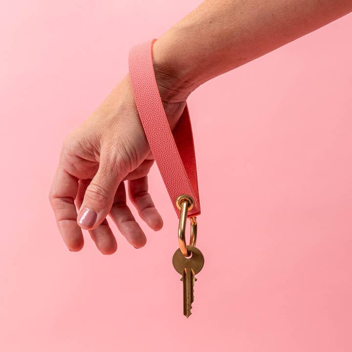 Polsino in Pelle Martellata Rosa Fenicottero per la vendita all'ingrosso da parte di Avryn Co.