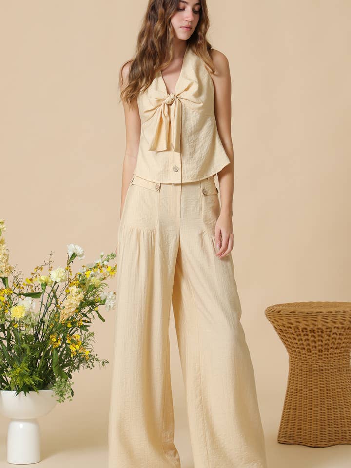 Gilet allacciato al collo con dettaglio frontale a righe in lino e pantaloni per la vendita all'ingrosso da parte di Fleur d'Or