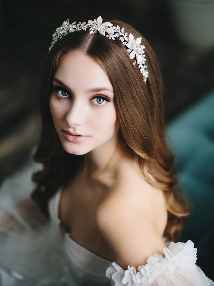 Coiffe de mariée Iris pour la vente par Dareth Colburn Designs