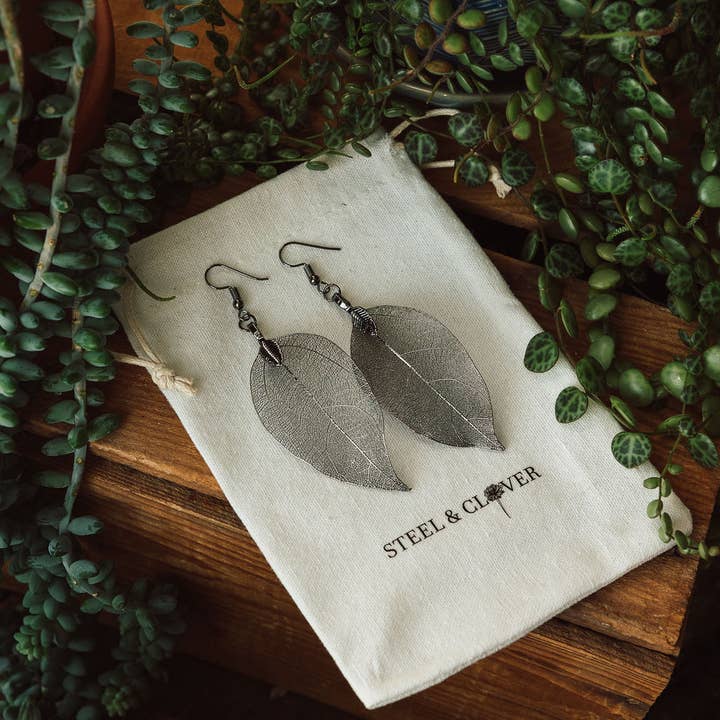 Black Real Leaf Örhängen för wholesale av Steel & Clover