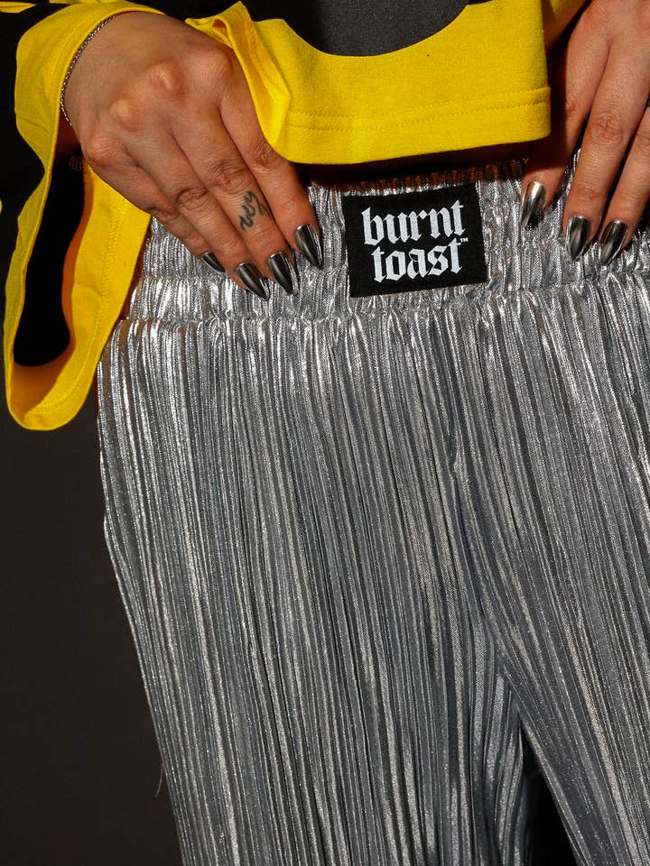 Burnt Toast - Vente Pantalon – femme - Pantalon plissé en métal argenté métallisé.1