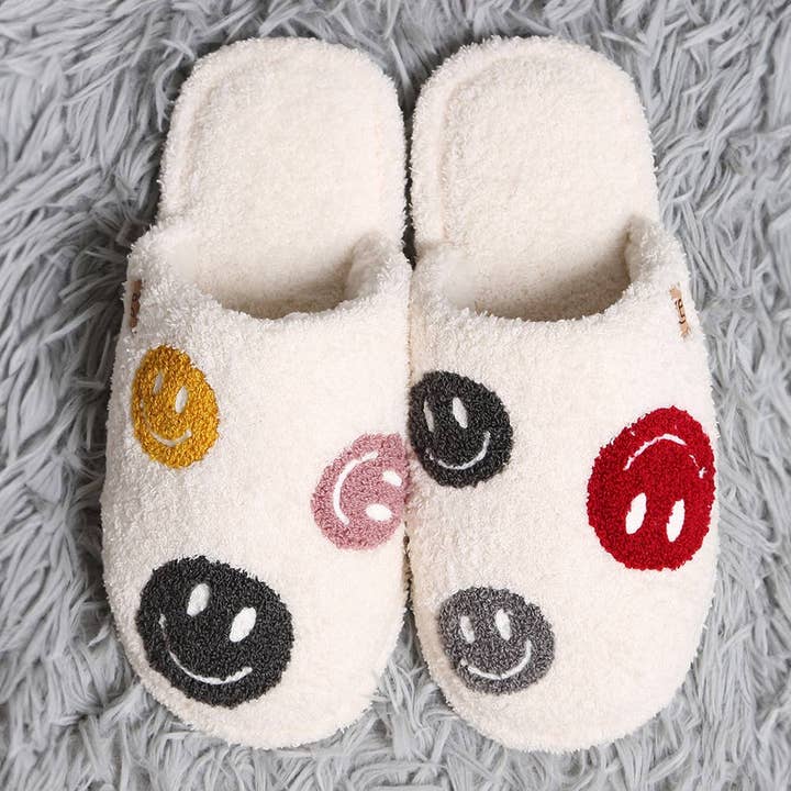 Sensibling Corp. - Wholesale Slippers - Women's - Happy Face Pattern Soft Home Indoor Floor Slippers
7