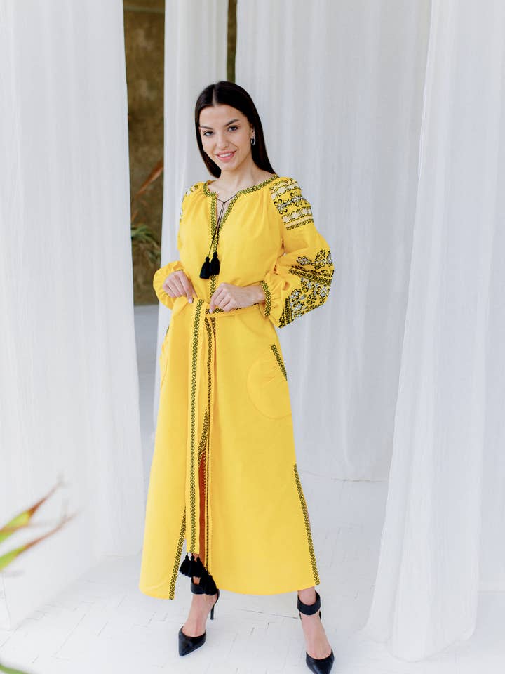 Abito ricamato giallo e nero Zlata per la vendita all'ingrosso da parte di Galychanka