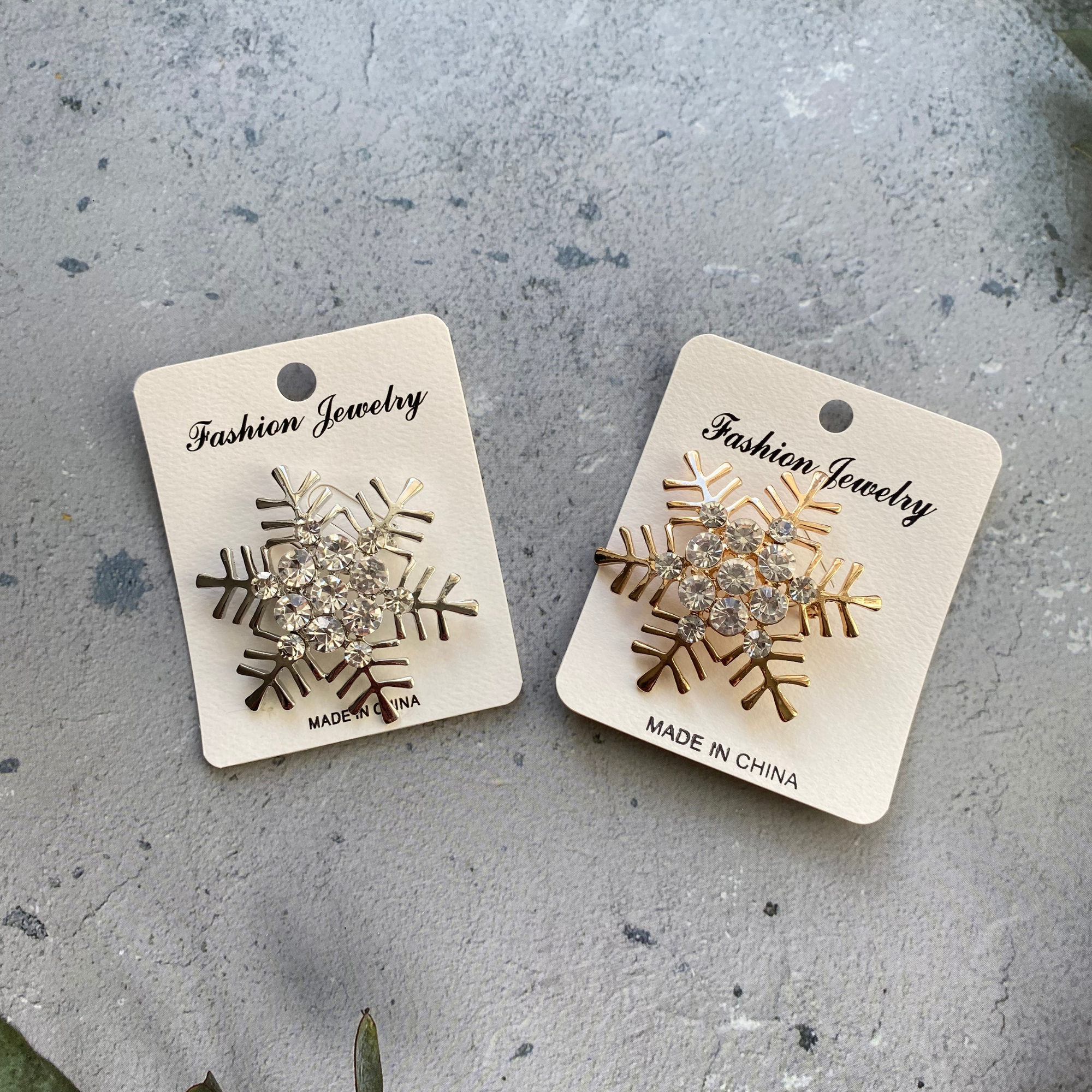 DrifWoo – Großhandel Broschen – Glitzerndes Schneeflocken-Broschenset – Gold- und Silberfarben für die Feiertage3