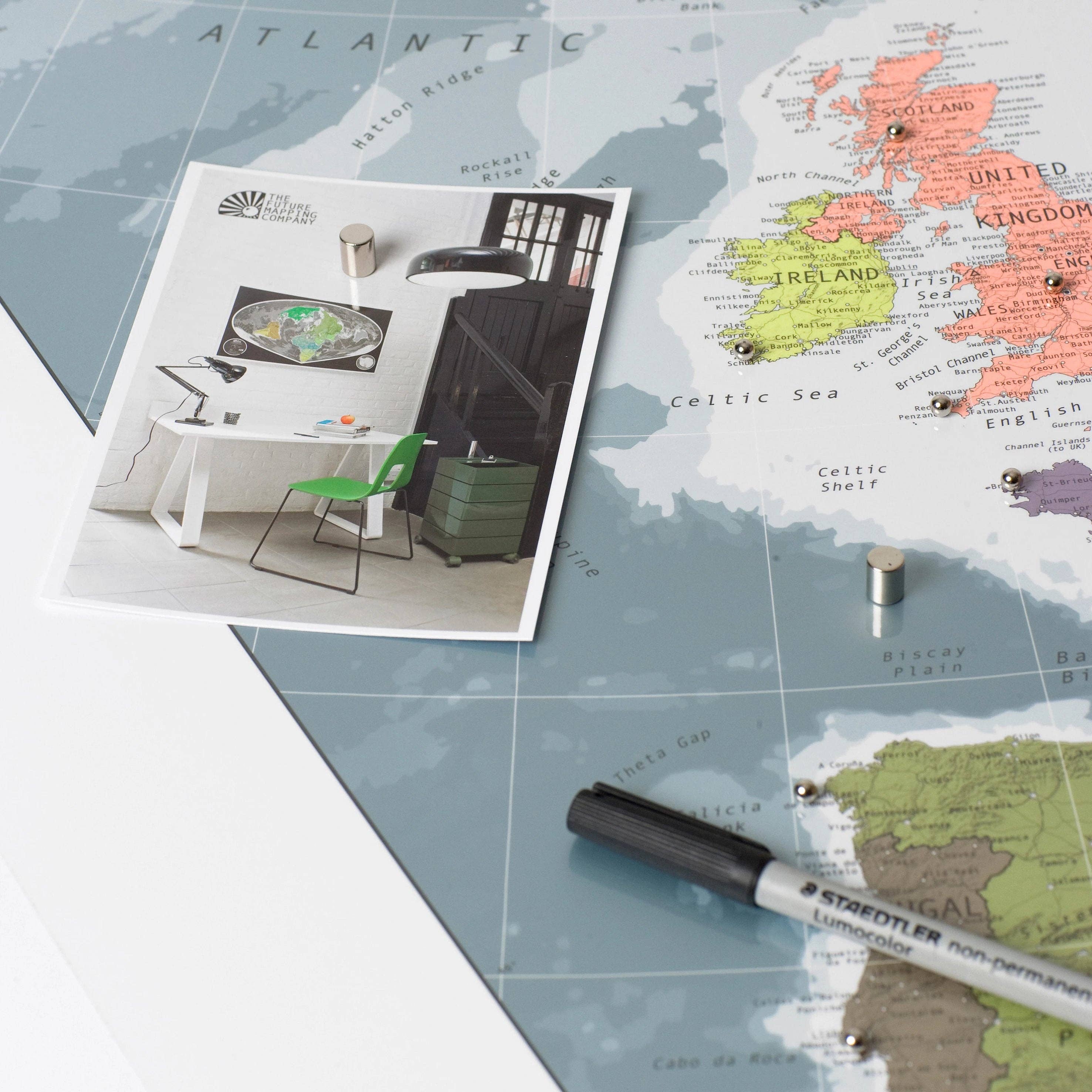 Zitrone, Orange, Distel, Khaki EUROPA-WANDKARTE für den Großhandel auf Faire8