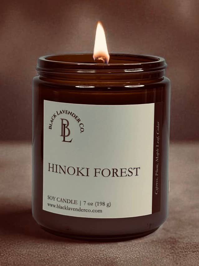Foresta di Hinoki - Candela di soia in vetro ambrato da 7 oz. per la vendita all'ingrosso da parte di Black Lavender Co.