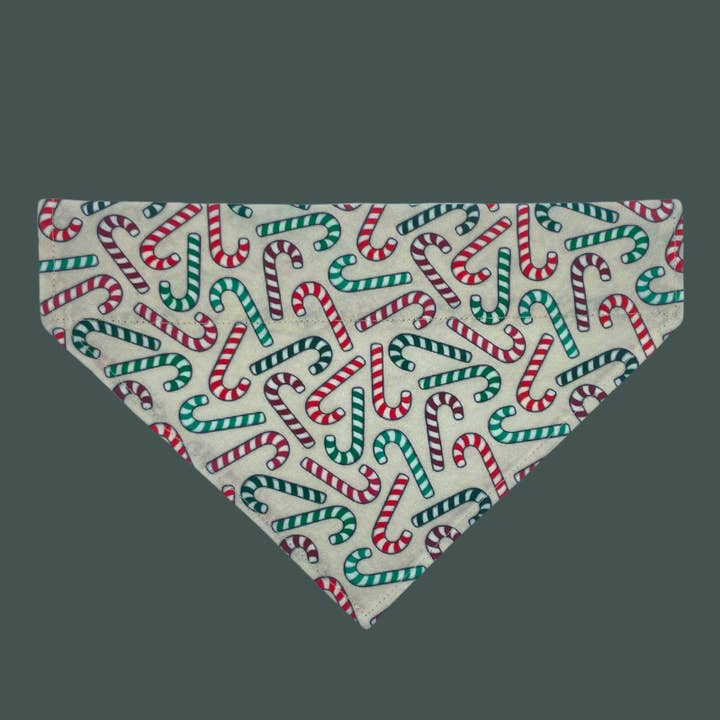 Bandana natalizia per cani con bastoncini di zucchero su fondo beige per la vendita all'ingrosso da parte di Woofingtons & Company