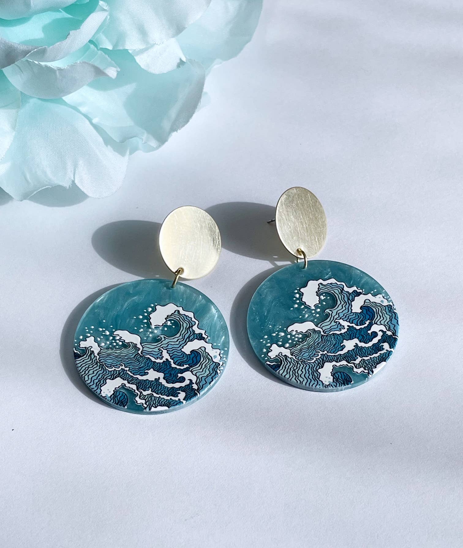 Pearl and Ivy Studio - Venta al por mayor Pendientes colgantes - Pendientes Beachy Boho, pendientes acrílicos llamativos - Ocean Wave4