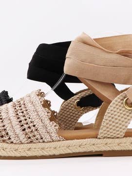 Sandalia plana de rafia con punta redonda y correa de tobillo con cordones para venta al por mayor de Andrea Bijoux