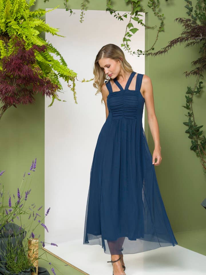 Abito Wilson in mesh fluido con scollo dettagliato per la vendita all'ingrosso da parte di Maloka